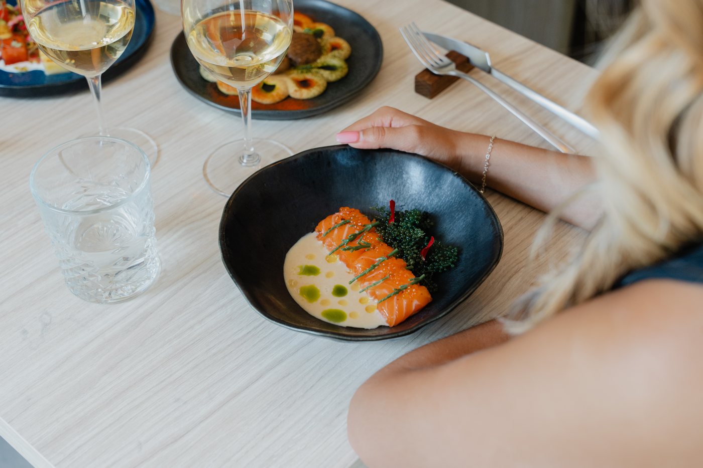 Tiradito de salmón con salicornia